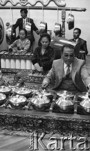 4.06.1987, Warszawa, Polska.
Występ zespołu folklorystycznego z Indonezji, muzycy grający na zabytkowych instrumentach, koncert zorganizowany przez Ambasadę Indonezji.
Fot. Jarosław Tarań, zbiory Ośrodka KARTA [87-100] 
