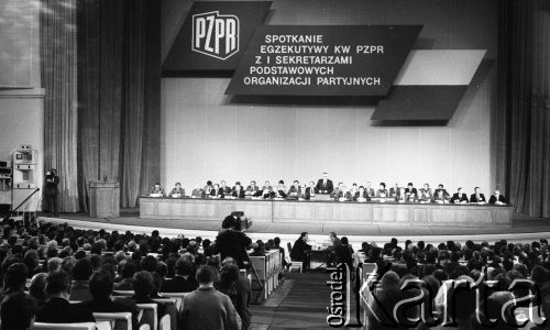 14.02.1987, Warszawa, Polska.
Sala Kongresowa w Pałacu Kultury i Nauki, spotkanie I Sekretarzy Podstawowych Organizacji Partyjnych z Egzekutywą KW PZPR.
Fot. Jarosław Tarań, zbiory Ośrodka KARTA [87-40] 
