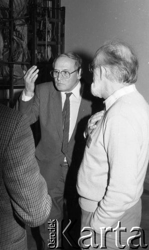 1987, Warszawa, Polska.
Galeria Zachęta, rzeźbiarz i scenograf Józef Szajna podczas wernisażu swojej wystawy.
Fot. Jarosław Tarań, zbiory Ośrodka KARTA [87-94] 
