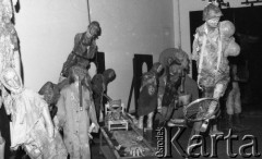 1987, Warszawa, Polska.
Galeria Zachęta, wystawa rzeźb Józefa Szajny.
Fot. Jarosław Tarań, zbiory Ośrodka KARTA [87-94] 
