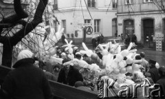 27.12.1987, Warszawa, Polska.
Sprzedawcy baloników na przystanku autobusowym przy ulicy Kapitulnej.
Fot. Jarosław Tarań, zbiory Ośrodka KARTA [87-51] 
