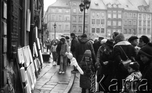 27.12.1987, Warszawa, Polska.
Przechodnie oglądający obrazy na Rynku Starego Miasta.
Fot. Jarosław Tarań, zbiory Ośrodka KARTA [87-51] 
