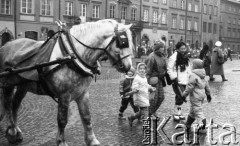 27.12.1987, Warszawa, Polska.
Spacerowicze na Rynku Starego Miasta, dzieci oglądające dorożkarskiego konia.
Fot. Jarosław Tarań, zbiory Ośrodka KARTA [87-51] 
