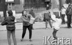 1987, Warszawa, Polska.
Lany poniedziałek na Rynku Starego Miasta, młodzież oblewająca się wodą.
Fot. Jarosław Tarań, zbiory Ośrodka KARTA [87-58] 

