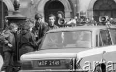 1987, Warszawa, Polska.
Lany poniedziałek na Rynku Starego Miasta, patrol milicyjny obok grupy młodzieży. 
Fot. Jarosław Tarań, zbiory Ośrodka KARTA [87-58] 
