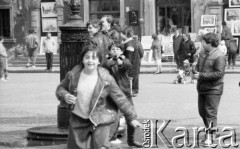 1987, Warszawa, Polska.
Lany poniedziałek na Rynku Starego Miasta, młodzież oblewająca się wodą.
Fot. Jarosław Tarań, zbiory Ośrodka KARTA [87-58] 
