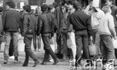 1987, Warszawa, Polska.
Lany poniedziałek na Rynku Starego Miasta, młodzież z wiadrami.
Fot. Jarosław Tarań, zbiory Ośrodka KARTA [87-58] 
