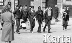 1987, Warszawa, Polska.
Lany poniedziałek na Rynku Starego Miasta, młodzież z wiadrami.
Fot. Jarosław Tarań, zbiory Ośrodka KARTA [87-58] 
