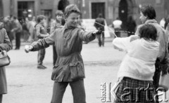 1987, Warszawa, Polska.
Lany poniedziałek na Rynku Starego Miasta, młodzież oblewająca się wodą, pojedynek.
Fot. Jarosław Tarań, zbiory Ośrodka KARTA [87-58] 
