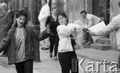 1987, Warszawa, Polska.
Lany poniedziałek na Rynku Starego Miasta, młodzież oblewająca się wodą.
Fot. Jarosław Tarań, zbiory Ośrodka KARTA [87-58] 
