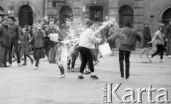 1987, Warszawa, Polska.
Lany poniedziałek na Rynku Starego Miasta, młodzież oblewająca się wodą.
Fot. Jarosław Tarań, zbiory Ośrodka KARTA [87-58] 
