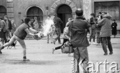1987, Warszawa, Polska.
Lany poniedziałek na Rynku Starego Miasta, młodzież oblewająca się wodą, z prawej dwóch fotografów robiących zdjęcia.
Fot. Jarosław Tarań, zbiory Ośrodka KARTA [87-58] 
