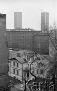 21.12.1987, Warszawa, Polska.
Odrestaurowana staraniem Towarzystwa Opieki nad Zabytkami willa Struvego przy ulicy Pięknej 44, w tle bloki i wieżowce.
Fot. Jarosław Tarań, zbiory Ośrodka KARTA [87-82] 
