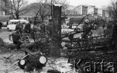 8.04.1987, Warszawa, Polska.
Budowa Trasy Łazienkowskiej - prace na ulicy Kopińskiej, wycinanie drzew przed Halą Kopińską.
Fot. Jarosław Tarań, zbiory Ośrodka KARTA [87-86] 
