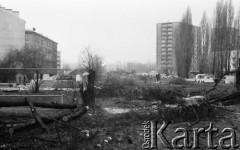 8.04.1987, Warszawa, Polska.
Budowa Trasy Łazienkowskiej - wycinanie drzew na ulicy Kopińskiej.
Fot. Jarosław Tarań, zbiory Ośrodka KARTA [87-86] 
