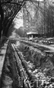 8.04.1987, Warszawa, Polska.
Wymiana rur na ulicy Nowogrodzkiej.
Fot. Jarosław Tarań, zbiory Ośrodka KARTA [87-86] 
