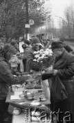 1987, Warszawa, Polska.
Dzień Zaduszny na Powązkach, stoiska ze zniczami przed bramą cmentarza.
Fot. Jarosław Tarań, zbiory Ośrodka KARTA [87-78] 
