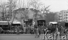 1987, Warszawa, Polska.
Dzień Zaduszny na Powązkach, samochody z chryzantemami przed bramą cmentarza.
Fot. Jarosław Tarań, zbiory Ośrodka KARTA [87-78] 
