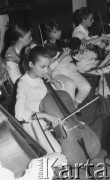 11.04.1987, Warszawa, Polska.
Koncert Żoliborskiej Orkiestry Dziecięco-Młodzieżowej, dziewczynka grajaca na wiolonczeli.
Fot. Jarosław Tarań, zbiory Ośrodka KARTA [87-84] 
