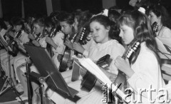 11.04.1987, Warszawa, Polska.
Koncert Żoliborskiej Orkiestry Dziecięco-Młodzieżowej, dziewczynki grające na mandolinach.
Fot. Jarosław Tarań, zbiory Ośrodka KARTA [87-84] 
