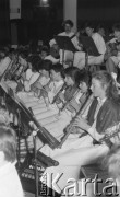 11.04.1987, Warszawa, Polska.
Koncert Żoliborskiej Orkiestry Dziecięco-Młodzieżowej, dziewczynki grające na fletach prostych.
Fot. Jarosław Tarań, zbiory Ośrodka KARTA [87-84] 
