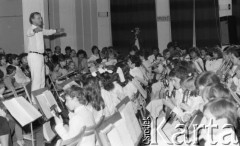 11.04.1987, Warszawa, Polska.
Koncert Żoliborskiej Orkiestry Dziecięco-Młodzieżowej, z lewej stoi dyrygent.
Fot. Jarosław Tarań, zbiory Ośrodka KARTA [87-84] 
