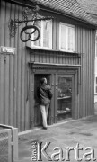 Maj 1987, Ustka, Polska
Mężczyzna przed drzwiami piekarni przy ulicy Marynarki Polskiej.
Fot. Jarosław Tarań, zbiory Ośrodka KARTA [87-102] 
