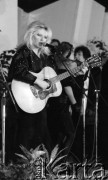 1987, Warszawa, Polska.
Koncert Maryli Rodowicz po pokazie mody, pisenkarka z gitarą.
Fot. Jarosław Tarań, zbiory Ośrodka KARTA [87-95] 
