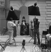 27.06.1987, Warszawa, Polska.
Aula Politechniki Warszawskiej, finalistki konkursu Miss Polonia 1987 podczas sesji fotograficznej do kalendarza na rok 1988, na zdjęciu m.in. Monika Nowosadko i Bogna Soworwska.
Fot. Jarosław Tarań, zbiory Ośrodka KARTA [87-1]