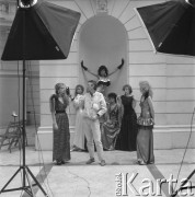 27.06.1987, Warszawa, Polska.
Aula Politechniki Warszawskiej, finalistki konkursu Miss Polonia 1987 podczas sesji fotograficznej do kalendarza na rok 1988, fotograf ze światłomierzem stoi obok Moniki Nowosadko.
Fot. Jarosław Tarań, zbiory Ośrodka KARTA [87-1]