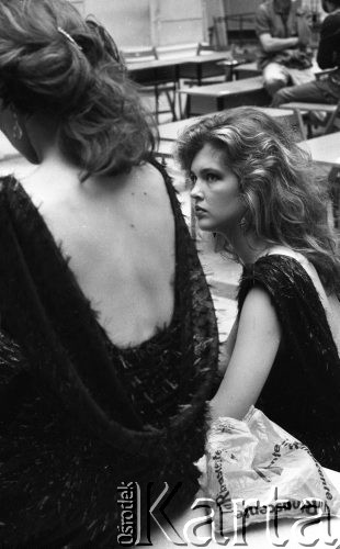 27.06.1987, Warszawa, Polska.
Aula Politechniki Warszawskiej, finalistki konkursu Miss Polonia 1987 podczas sesji fotograficznej do kalendarza na rok 1988, z prawej siedzi Bogna Soworowska.
Fot. Jarosław Tarań, zbiory Ośrodka KARTA [87-2] 
