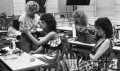 27.06.1987, Warszawa, Polska.
Aula Politechniki Warszawskiej, finalistki konkursu Miss Polonia 1987 podczas sesji fotograficznej do kalendarza na rok 1988, fryzjerka czesząca jedną z dziewczyn.
Fot. Jarosław Tarań, zbiory Ośrodka KARTA [87-2] 
