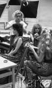 27.06.1987, Warszawa, Polska.
Aula Politechniki Warszawskiej, finalistki konkursu Miss Polonia 1987 podczas sesji fotograficznej do kalendarza na rok 1988, fryzjerka czesząca jedną z dziewczyn.
Fot. Jarosław Tarań, zbiory Ośrodka KARTA [87-2] 
