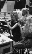 27.06.1987, Warszawa, Polska.
Aula Politechniki Warszawskiej, finalistki konkursu Miss Polonia 1987 podczas sesji fotograficznej do kalendarza na rok 1988, siedzą: Bogna Sworowska i Monika Nowosadko.
Fot. Jarosław Tarań, zbiory Ośrodka KARTA [87-2] 
