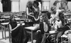 27.06.1987, Warszawa, Polska.
Aula Politechniki Warszawskiej, finalistki konkursu Miss Polonia 1987 podczas sesji fotograficznej do kalendarza na rok 1988.
Fot. Jarosław Tarań, zbiory Ośrodka KARTA [87-2] 
