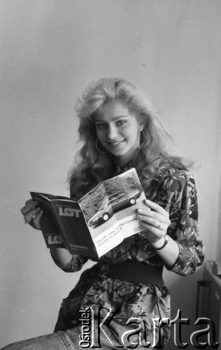1987, Warszawa, Polska.
Monika Nowosadko, Miss Polonia 1987, z rozkładem lotów Polskich Linii Lotniczych LOT.
Fot. Jarosław Tarań, zbiory Ośrodka KARTA [87-4] 
