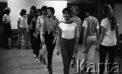 Kwiecień 1987, Karpacz, Polska
Wybory Miss Polonia 1987, zgrupowanie przedfinałowe, dziewczyny podczas zajęć z choreografii.
Fot. Jarosław Tarań, zbiory Ośrodka KARTA [87-10] 
