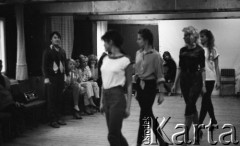 Kwiecień 1987, Karpacz, Polska
Wybory Miss Polonia 1987, zgrupowanie przedfinałowe, dziewczyny podczas zajęć z choreografii.
Fot. Jarosław Tarań, zbiory Ośrodka KARTA [87-11] 
