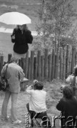 18.07.1987, Wieżyca, Polska
Wybory Miss Polonia, plener fotograficzny, Bogna Sworowska z parasolką pozuje fotografom.
Fot. Jarosław Tarań, zbiory Ośrodka KARTA [87-19] 
