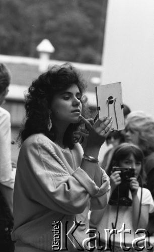 18.07.1987, Wieżyca, Polska
Wybory Miss Polonia, plener fotograficzny, dziewczynka robiąca zdjęcie jednej z finalistek.
Fot. Jarosław Tarań, zbiory Ośrodka KARTA [87-36] 
