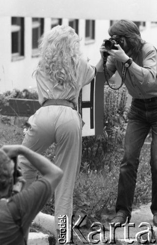 18.07.1987, Wieżyca, Polska
Wybory Miss Polonia, plener fotograficzny, dziewczyna pozująca fotografom.
Fot. Jarosław Tarań, zbiory Ośrodka KARTA [87-36] 

