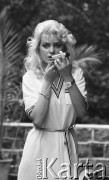 18.07.1987, Wieżyca, Polska
Wybory Miss Polonia, plener fotograficzny, dziewczyna malująca usta.
Fot. Jarosław Tarań, zbiory Ośrodka KARTA [87-36] 
