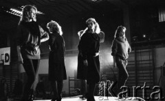 Marzec 1987, Lubin, Polska
Wybory Miss Polonia 1987, próba przed półfinałem, dziewczyny na scenie, druga od prawej stoi Monika Nowosadko.
Fot. Jarosław Tarań, zbiory Ośrodka KARTA [87-88] 
