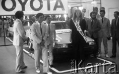 3.08.1987, Warszawa, Polska.
Miss Polonia 1987 Monika Nowosadko odbiera z salonu Toyotę będącą główną nagrodą w konkursie.
Fot. Jarosław Tarań, zbiory Ośrodka KARTA [87-89] 
