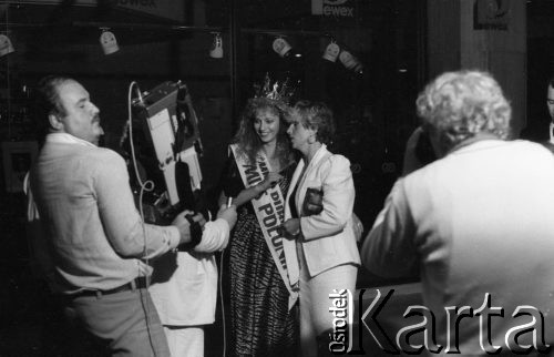 31.07.1987, Warszawa, Polska.
Miss Polonia 1987 Monika Nowosadko z mamą, na pierwszym planie członkowie ekipy telewizyjnej z kamerami.
Fot. Jarosław Tarań, zbiory Ośrodka KARTA [87-87] 
