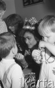 28.07.1987, Warszawa, Polska.
Miss Świata 1986 Giselle Laronde podczas spotkania z dziećmi w Ośrodku Szkolno-Wychowawczym, 
Fot. Jarosław Tarań, zbiory Ośrodka KARTA [87-21] 
