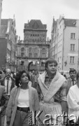 31.07.1987, Gdańsk, Polska
Miss Świata 1986 Giselle Laronde podczas spaceru ulicami Starego Miasta.
Fot. Jarosław Tarań, zbiory Ośrodka KARTA [87-24] 
