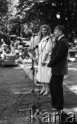 22.08.1987, Ożarów Mazowiecki, woj. Warszawa, Polska.
Festyn z okazji 20-o lecia nadania praw miejskich, Miss Polonia 1987 Monika Nowosadko na scenie, przy mikrofonie obok stoi Mieczysław Gajda.
Fot. Jarosław Tarań, zbiory Ośrodka KARTA [87-16] 
