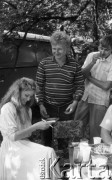 22.08.1987, Ożarów Mazowiecki, woj. Warszawa, Polska.
Festyn z okazji 20-o lecia nadania praw miejskich, Miss Polonia 1987 Monika Nowosadko podczas rozdawania autografów.
Fot. Jarosław Tarań, zbiory Ośrodka KARTA [87-16] 
