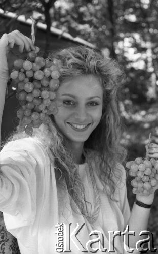 22.08.1987, Ożarów Mazowiecki, woj. Warszawa, Polska.
Festyn z okazji 20-o lecia nadania praw miejskich, Miss Polonia 1987 Monika Nowosadko z winogronami.
Fot. Jarosław Tarań, zbiory Ośrodka KARTA [87-16] 
